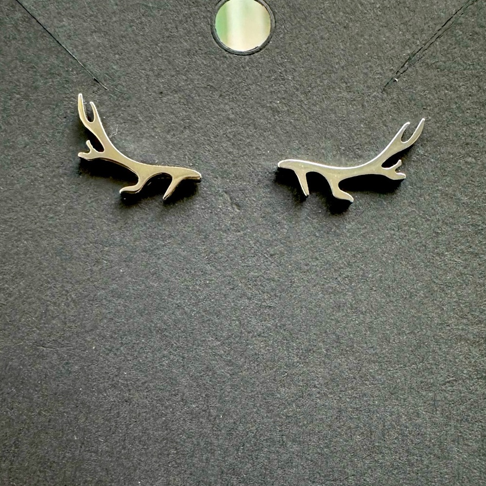 2/$15 silver coloured antler stud earrings 🦌